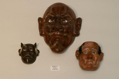 null Trois masques en bois laqué brun ou noir, avec poils rapportés pour cheveux...