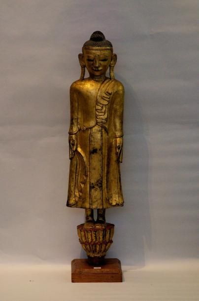 null Bouddha en bois sculpté et doré les deux bras le long du corps. Siam. Haut.:...