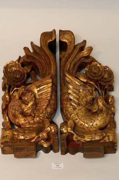 null Deux éléments en bois sculpté doré représentant des phoenix. Chine, 1820 -1860....