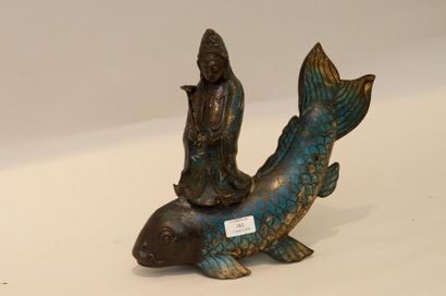 null Sujet en bronze et émaux champlevés polychromes repré - sentant la déesse Benten...