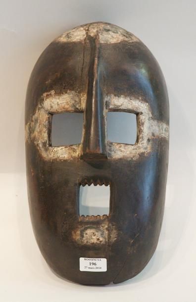 null KUMU (république démocratique du congo) Grand masque ovale, les yeux et la bouche...