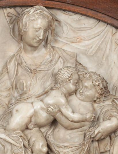 null Plaque en albâtre (?) sculpté en fort relief représentant la Vierge à l'Enfant...