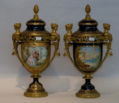 SÈVRES (GENRE DE) Paire de vases couverts de forme Médicis en porcelaine à décor...