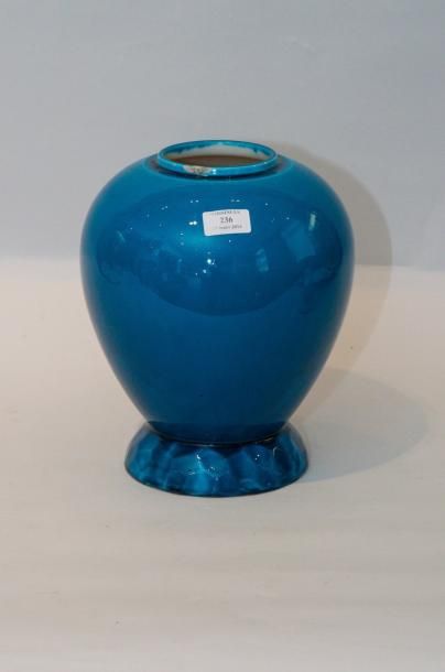 SÈVRES, Paul MILET (1870 -1950) Vase boule à talon faceté et col ourlé émaillé bleu....