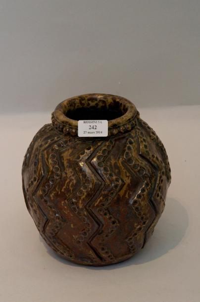 LA BORNE (XXe siècle) Vase à décor géométrique, 1925 Grès, signature et date manuscrites...