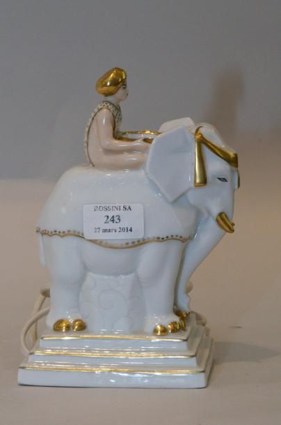 ROBJ Veilleuse en porcelaine au cornac et à l'éléphant. Haut.: 19,5 cm