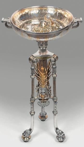 CHRISTOFLE&Cie, 1870 -1871 et 1873 Guéridon sur trépied en métal doré et argenté....