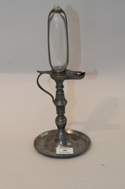 null Curieuse lampe-horloge en étain et verre, XIXe siècle. Haut.: 34,5 cm