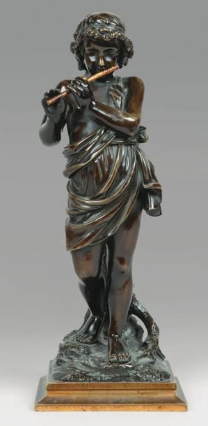 École Française du XIXe siècle Jeune Grec vêtu à l'antique jouant de la flûte. Bronze...