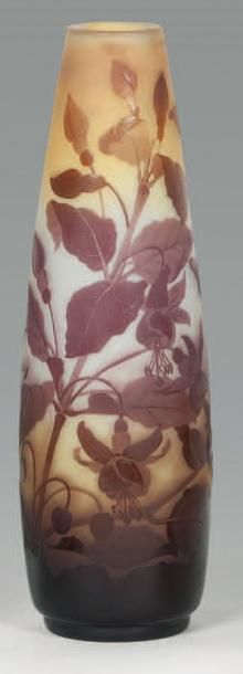 Emile GALLE (1846 -1904) Vase oblong sur talon annulaire. Épreuve en verre doublé...