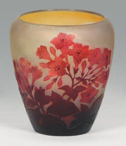 Emile GALLE (1846 -1904) Vase ovoïde à col ouvert. Épreuve en verre doublé rouge...