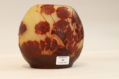 Emile GALLE (1846 -1904) Petit vase. Épreuve en verre doublé vert et rose. Décor...