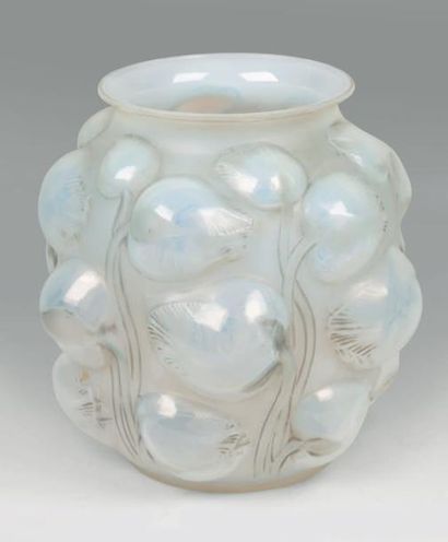 René LALIQUE (1860 -1945) Vase "Tulipes" (1927). Épreuve en verre blanc soufflé moulé...