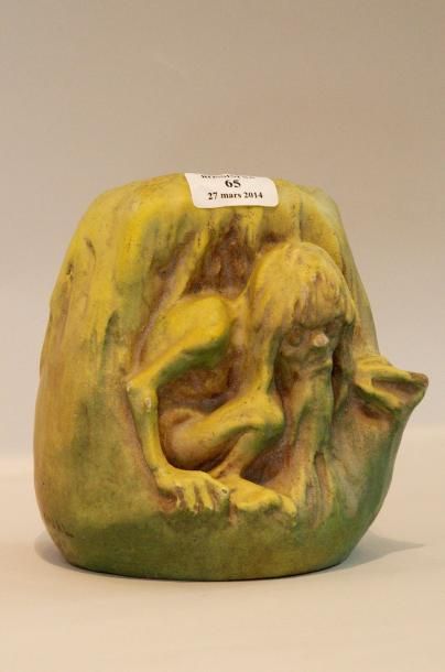 LACHENAL (céramiste)&Agnès de FUMERIE "L'Hermite".Vase en céramique à corps protéiforme....