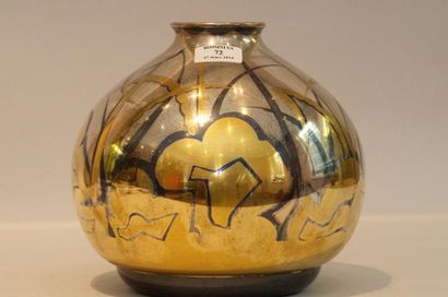RISCHMANN Vase sphérique en métal estampé. Décor de feuillages stylisés doré sur...