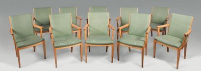 CARL MALMSTEN (1888-1972) Suite de dix fauteuils en hêtre vernissé à dossier droit...