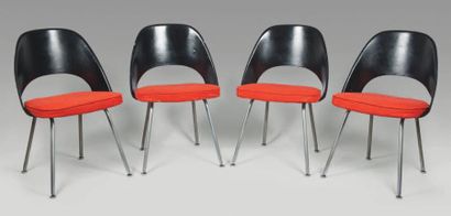 Eero SAARINEN (1910- 1961) Suite de quatre chaises, modèle "conférence" à dossier...