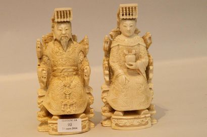 null Sujet en ivoire représentant le couple impérial chinois assis sur son trône....