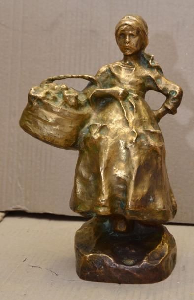 Ruth Anna MILLES Paysanne au panier Bronze (traces d'oxydations et patine très usagée),...
