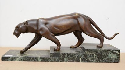 H. MOLINS Panthère Bronze à patine brune (usures), socle à gradins en marbre écume...
