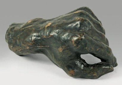 D'après Auguste RODIN Main gauche repliée Bronze à patine brune nuancée de vert (traces...