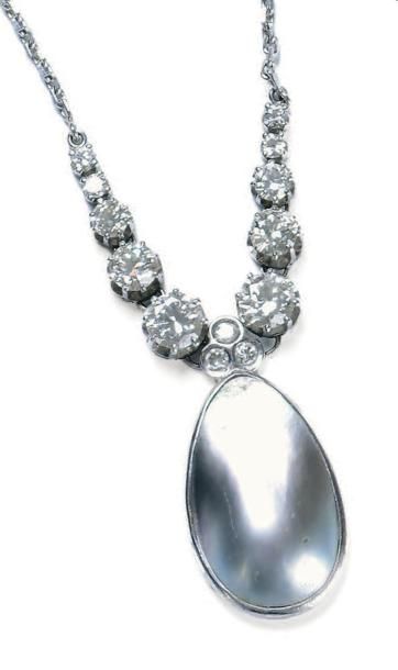 null Petit collier articulé en or gris, serti de diamants demi taille et retenant...