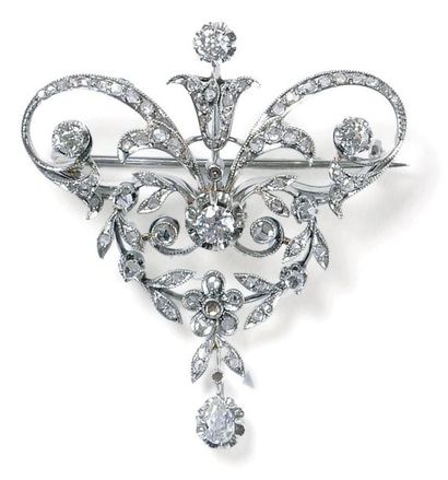 null Broche feuillagée en platine et or gris ajouré, sertie de diamants de taille...