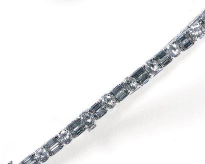null Bracelet en or gris, constitué d'une ligne articulée de brillants et diamants...