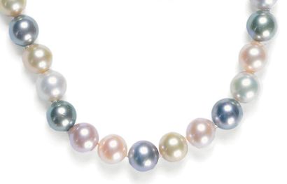 null Collier de perles de culture de différentes couleurs (blanche, crème ou grise)...
