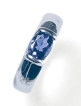 null Bague jonc en or gris, sertie d'une tanzanite ovale facettée. CHAUMET. Poids...