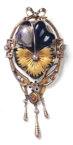 null Broche médaillon en or jaune 585 millièmes (14 K) gravé et émaillé à décor de...