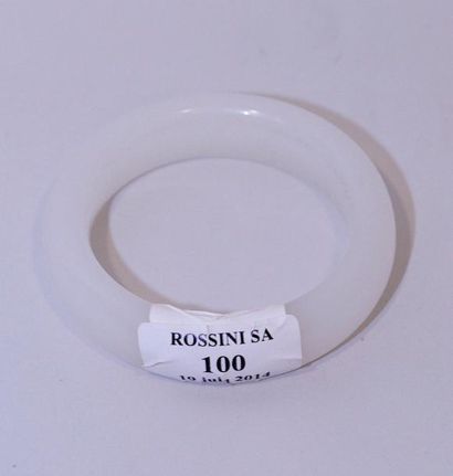 null Bracelet jonc en jade blanc. Chine, XXe siècle. Diam.: 8,3 cm.