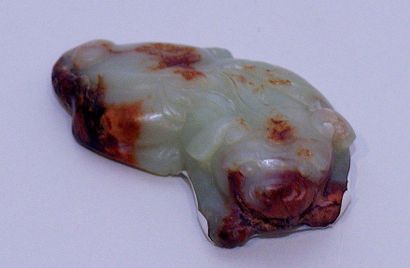 null Kilin en jadeite veinée de rouille. Long.: 7 cm