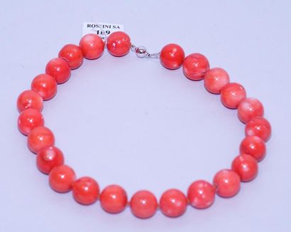 null Collier de 24 grosses perles de corail orangé teinté. Chine. Long.: 21 cm