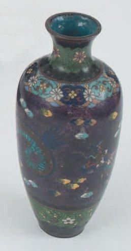 null Vase balustre en émaux cloisonnés violet et bleu irisé à décor de dragon. Haut.:...