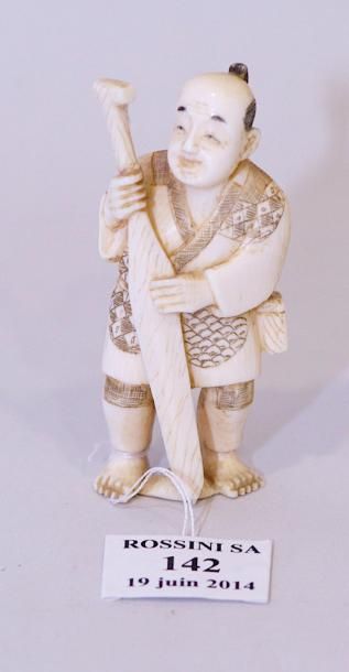 null Okimono en ivoire représentant un homme tenant une pagaie. Haut.: 7,5 cm