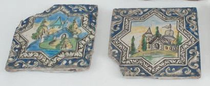 null Deux carreaux au château, Iran qâjâr, début XXe siècle. En céramique siliceuse...