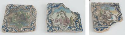 null Trois carreaux, Iran qâjâr, vers 1920. En céramique siliceuse à décor moulé...
