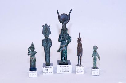 null Lot composé de cinq statuettes votives représentant Isis lactans, Osiris, Néfertoum,...