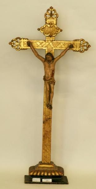 null Grand crucifix en bois doré aux bras fleuronnés; Christ polychromé avec périzonium...