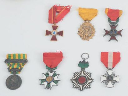 null Ensemble de sept décorations: Croix de chevalier de la Légion d'honneur. Croix...