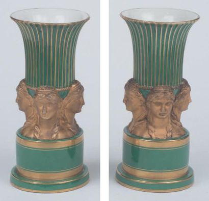 PARIS Paire de vases cylindriques à parois cannelées reposant sur quatre bustes de...