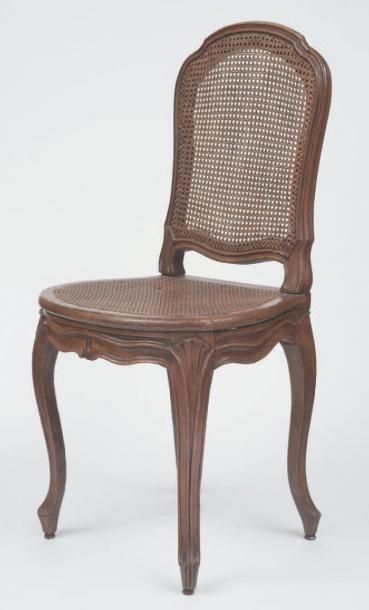  Chaise cannée de forme mouvementée en bois naturel mouluré et sculpté, les pieds... Gazette Drouot