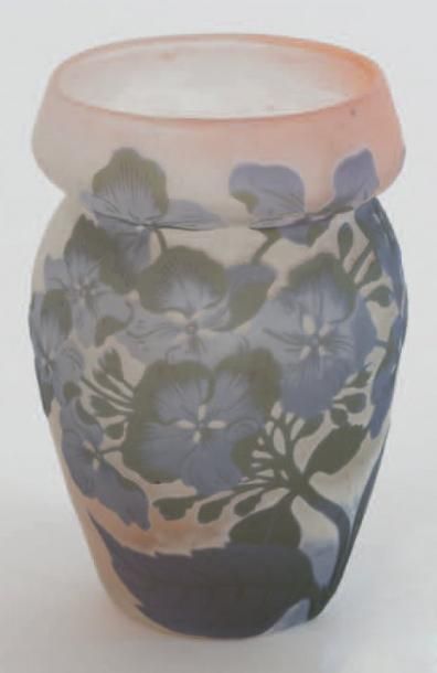 GALLE Vase ovoïde épaulé à col renflé et col ouvert. Épreuve en verre multicouche...