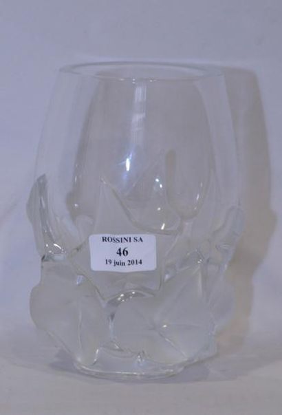CRISTAL LALIQUE Vase "Hedera ". Épreuve en cristal blanc moulé pressé satiné mat...