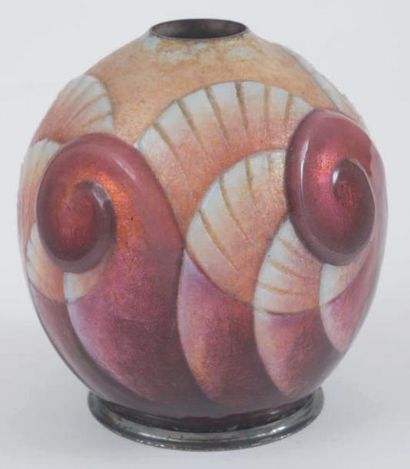 Camille FAURE (1874 -1956) Vase en cuivre émaillé à corps sphérique et talon débordant...