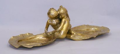 MAX BLONDAT Jeune couple d'enfants Vide poche en bronze doré. Fonte d'édition de...