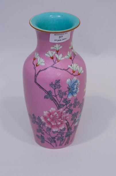 null Vase balustre en porcelaine à décor sur fond rose de fleurs et rinceaux. Chine,...