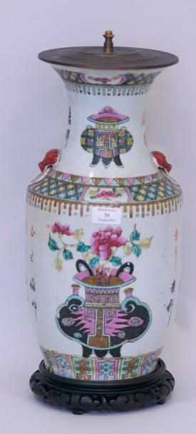 null Vase balustre en porcelaine et émaux polychromes style famille rose à décor...