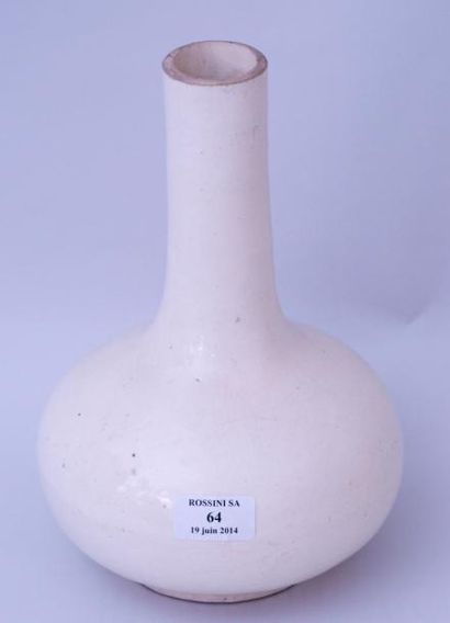 null Vase bouteille à long col et large panse, en céramique émaillé crème. Chine...